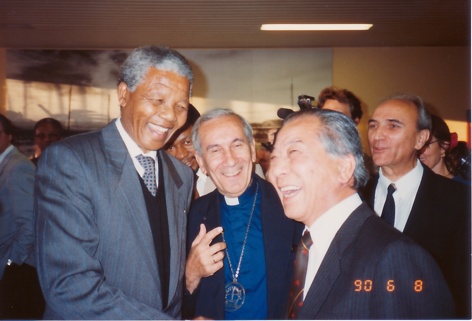1990 World YMCA Secretary General Lee Soo Min meets South African President Nelson Mandela
